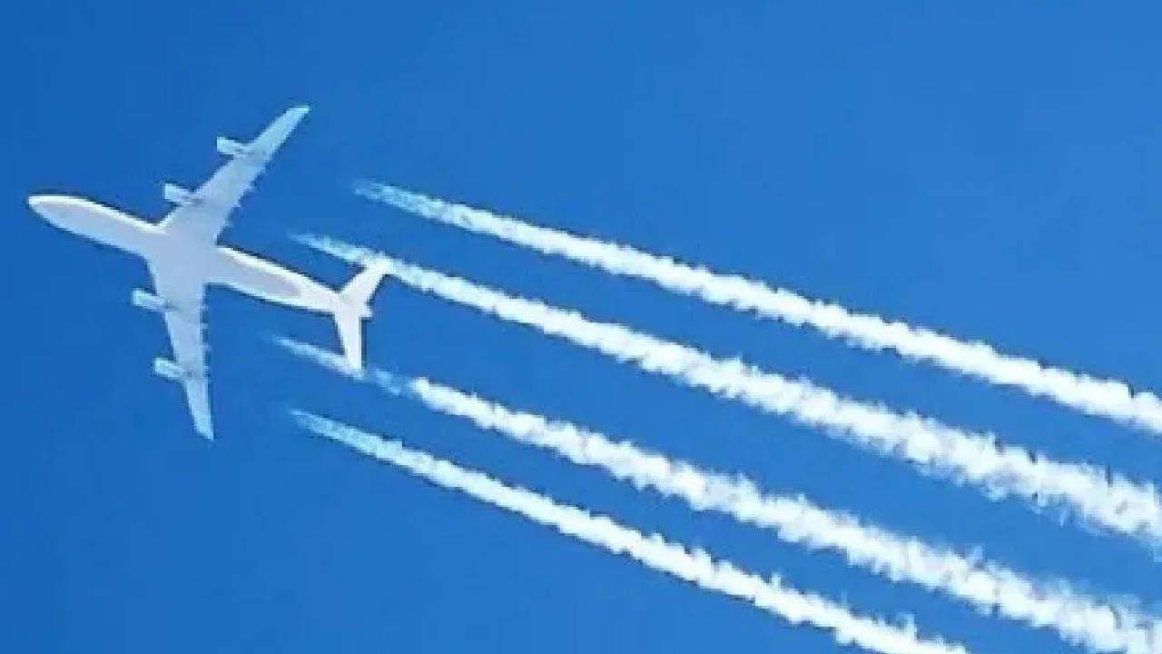 विमान किती उंचीवर उडत आहे याचाही कॉन्ट्रेल तयार होण्यावर मोठा परिणाम होतो. कारण मोठ्या उंचीवर वातावरणाचं तापमान खूप कमी असतं, त्यामुळे इंजिनमधून बाहेर पडणाऱ्या वाफेचं बर्फाच्या स्फटिकांमध्ये रूपांतर होण्याची शक्यता वाढते. मात्र याउलट कमी उंचीवर हवा तुलनेने उबदार असल्यामुळे कॉन्ट्रेल्स तयार होण्याची शक्यता कमी असते.
