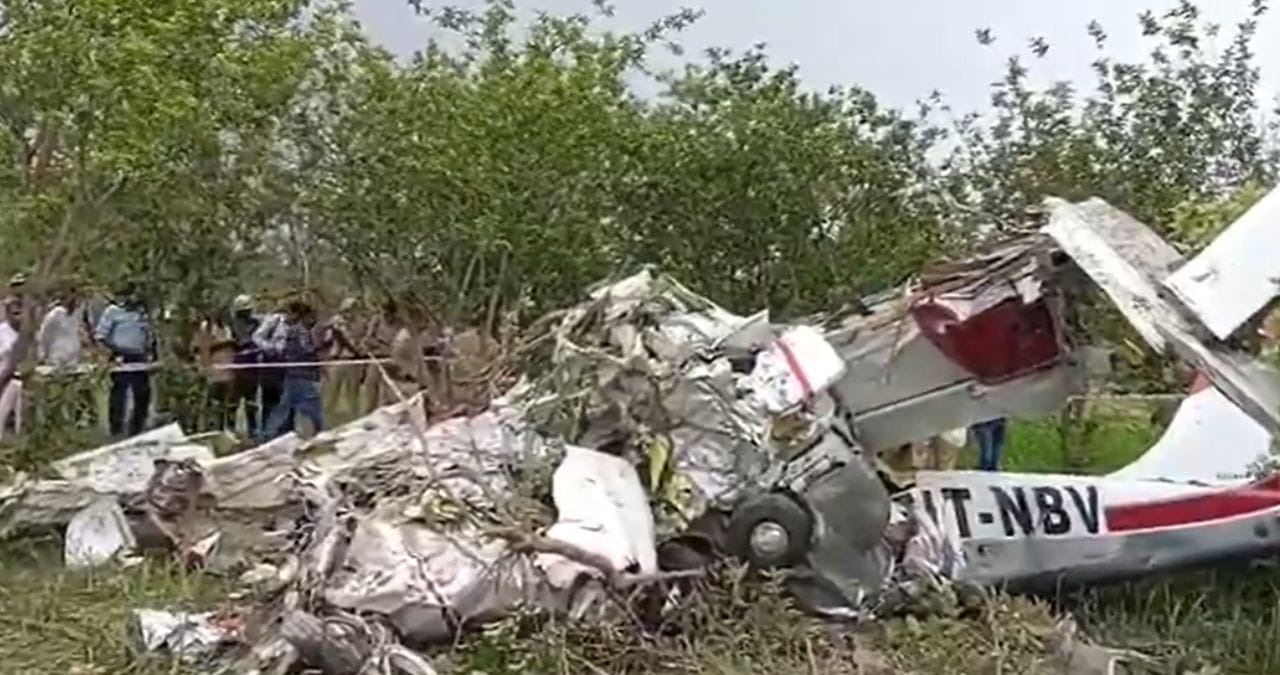 Plane Crash : बारामतीनंतर आणखी एका ठिकाणी विमान कोसळलं; क्षणार्धात झाले अनेक तुकडे, दोघांचा मृत्यू Plane Crash : बारामतीनंतर आणखी एका ठिकाणी विमान कोसळलं; क्षणार्धात झाले अनेक तुकडे, दोघांचा मृत्यू
