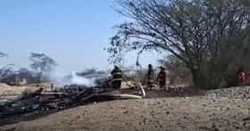 प्रवाशांना घेऊन जाणारं विमान अचानक शेतात कोसळलं, 13 जणांचा मृत्यू.