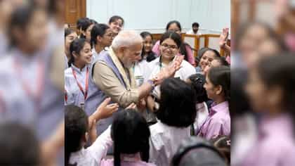 पंतप्रधान मोदी यांनी लहानग्यांसोबत साजरे केले अनोखे रक्षाबंधन.