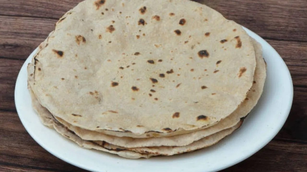 सांगायचं झालं तर, प्रत्येक व्यक्तीची कॅलरीची गरज ही त्यांचे वय, वजन, उंची, लिंग, चयापचय आणि शारीरिक हालचालींवर अवलंबून असतं. तज्ज्ञांच्या मते, वजन कमी करण्यासाठी महिलांनी दिवसातून 3 ते 4 पोळ्या खाव्यात, तर पुरुष दिवसातून 5 ते 6 पोळ्या खाऊन वजन कमी करू शकतात.