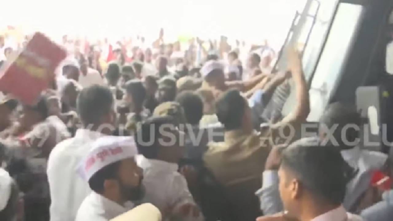 सत्यजीत तांबे यांना ताब्यात घेऊन पोलिसांच्या गाडीत नेताना बरीच झटापट झाली. आंदोलकांना वाहनासमोर उभं राहून पुढे जाण्यास विरोध केला. तर अनेकांनी सत्यजीत तांबे यांना गाडीत नेता येऊ नये म्हणून एका बाजूने त्यांचा हात धरत त्यांना बाहेर खेचलं. 
