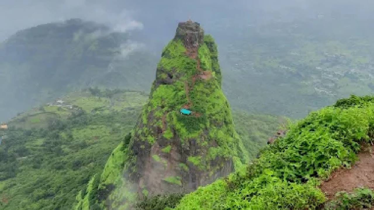 प्रबळगड किल्ला हा कलावंतीण दुर्गाच्या शेजारी असलेला ऐतिहासिक गिरीदुर्ग आहे. गडाच्या परिसरातून पश्चिम घाटातील डोंगररांगांचे विहंगम दृश्य पाहता येते. त्यामुळे ट्रेकिंगसोबतच निसर्गप्रेमींसाठीही हे ठिकाण खास आहे.