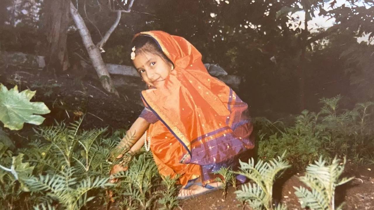 काही फोटोंमध्ये प्राजक्ता आजीसोबत दिसत आहे, तर एका फोटोत अवघ्या दोन वर्षांची प्राजू टोपी घालून कॅमेऱ्यासमोर पोझ देताना दिसते. विशेष म्हणजे बालपणीही तिचा फॅशन सेन्स पाहायला मिळतो. नऊवारी साडीतील तिचा बालपणीचा फोटोही चाहत्यांच्या पसंतीस उतरला आहे.