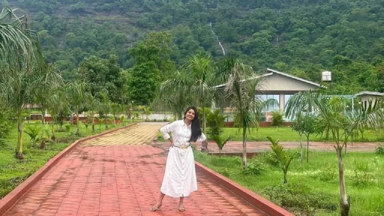 प्राजक्ताच्या प्रॉपर्टी पोर्टफोलिओमधील सर्वात खास ठिकाण म्हणजे कर्जतमधील तिचं फार्महाऊस. ‘प्राजक्तकुंज’ असं नाव असलेल्या या फार्महाऊसमध्ये तीन बेडरूम, हॉल, किचन आणि स्विमिंग पूल असून यात एकावेळी 15 ते 20 जण राहू शकतात.