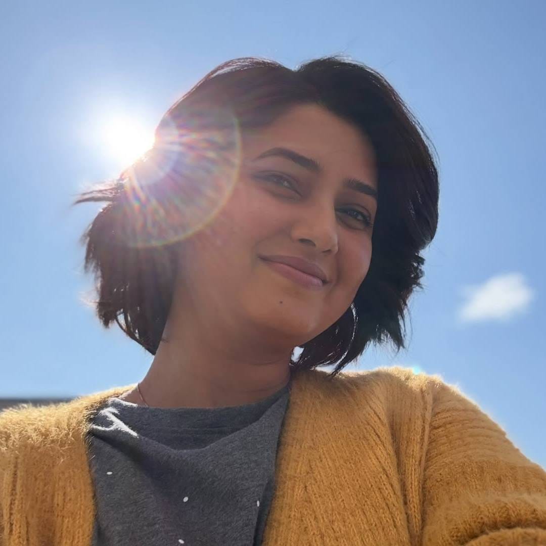 चित्रपटाच्या मुहूर्ताच्या निमित्ताने समोर आलेल्या प्राजक्ताच्या लूकने प्रेक्षकांचं लक्ष वेधून घेतलं आहे. प्राजक्ताच्या या भूमिकेबद्दल प्रेक्षकांमध्ये उत्सुकता निर्माण झाली आहे. ‘डिंक्स’ अर्थात डबल इनकम नो किड्स ही संकल्पना केंद्रस्थानी ठेवत आजच्या तरुण जोडप्यांच्या निवडी, नातेसंबंध, अपेक्षा आणि त्यातून निर्माण होणारे भावनिक प्रश्न या चित्रपटात पाहायला मिळणार आहेत. डिंक्स म्हणजे दोघंही कमावणारं जोडपं असतं पण त्यांना मुलं नसतात.