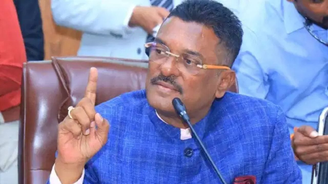 रिक्षा चालकांना मराठी शिकण्यासाठी आता एक वर्षांची मुदत; शिंदेंच्या मंत्र्यांचा निर्णय फडणवीसांनी फिरवला, सरनाईक यांची पहिली प्रतिक्रिया रिक्षा चालकांना मराठी शिकण्यासाठी आता एक वर्षांची मुदत; शिंदेंच्या मंत्र्यांचा निर्णय फडणवीसांनी फिरवला, सरनाईक यांची पहिली प्रतिक्रिया