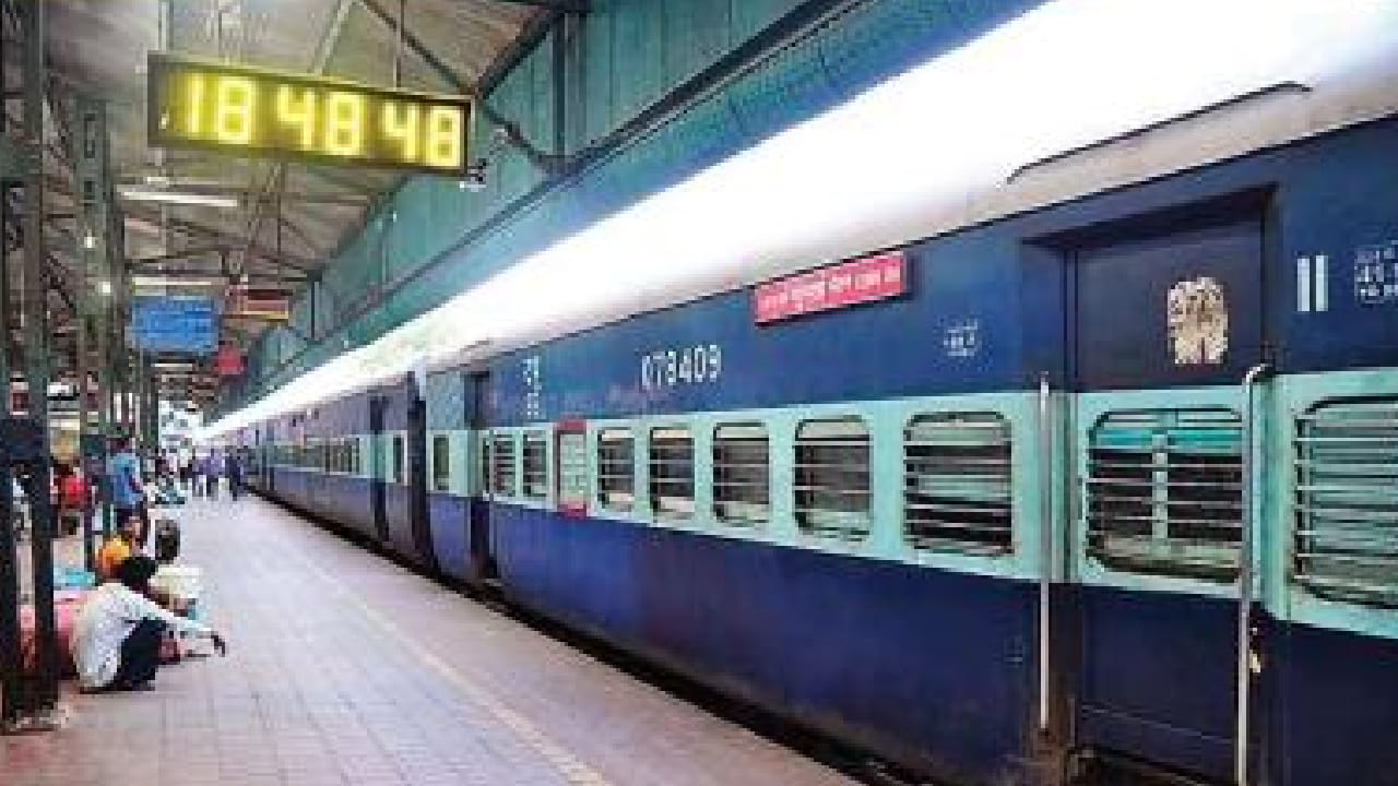 यापैकी काही गाड्या आपल्या वेगवान सेवेमुळे विशेष ओळख निर्माण करतात. अशाच गाड्यांमध्ये प्रयागराज–नवी दिल्ली हमसफर एक्स्प्रेसचा समावेश होतो. या ट्रेनचे सर्वात मोठे वैशिष्ट्य म्हणजे नवी दिल्लीहून सुटल्यानंतर ती थेट प्रयागराज येथेच थांबते. या दरम्यान ती एकाही स्थानकावर थांबत नाही. त्यामुळे प्रवाशांचा वेळ मोठ्या प्रमाणात वाचतो आणि प्रवास अधिक जलद होतो.