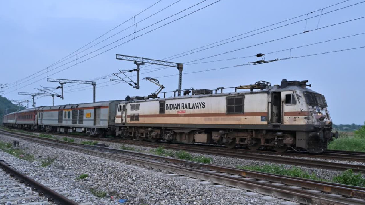 भारतीय रेल्वे हे देशातील सर्वसामान्यांचे सर्वाधिक विश्वासार्ह आणि परवडणारे वाहतूक साधन मानले जाते. कमी खर्च, आरामदायी प्रवास आणि देशाच्या कानाकोपऱ्यापर्यंत पोहोचलेले विस्तीर्ण रेल्वे जाळे यामुळे आजही लाखो प्रवासी रेल्वेला पहिली पसंती देतात.