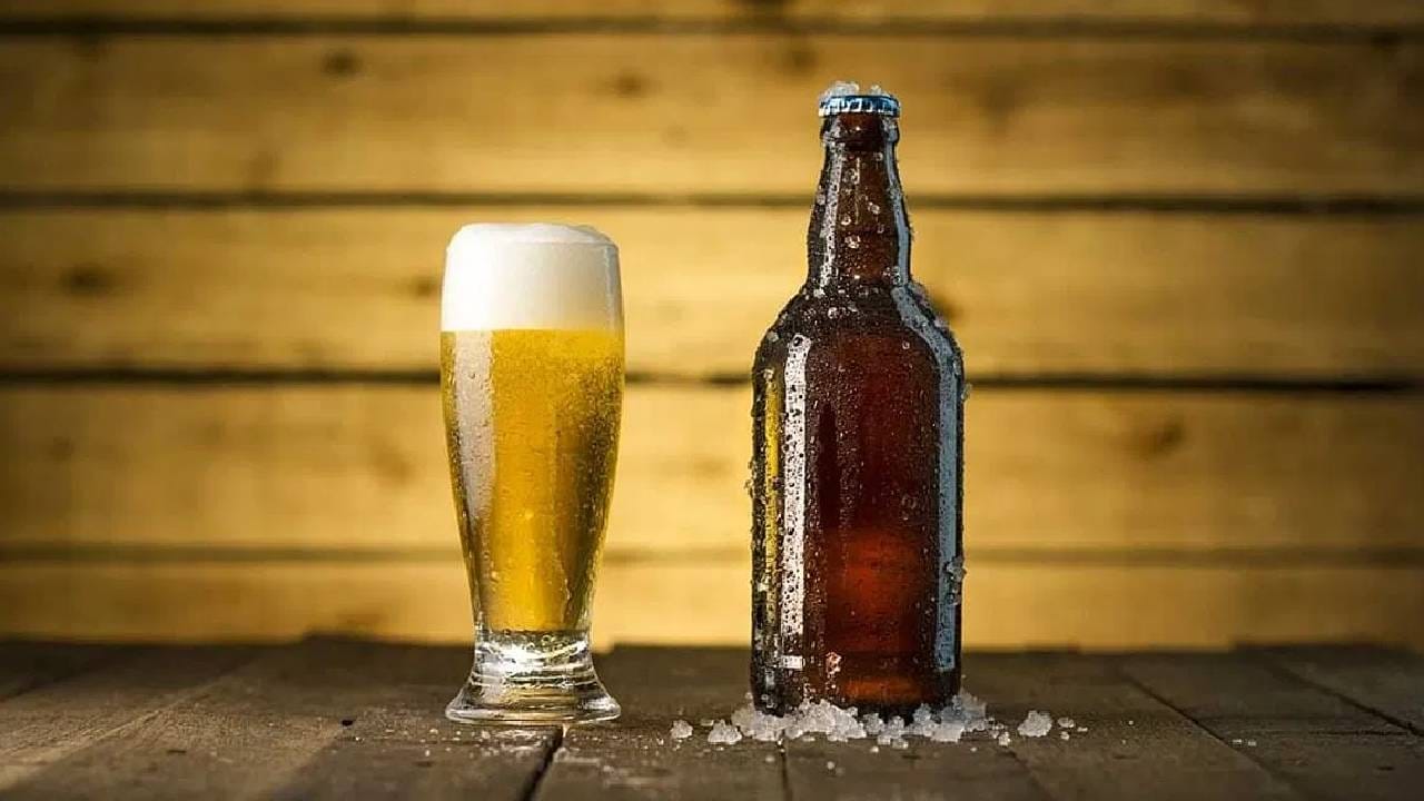 Premium Beer : 60 वर्षांपूर्वीची प्रिमियम बिअर भारतातही मिळणार, किंमत फक्त 230 रुपये, चव आणि नाव एकदम खास! Premium Beer : 60 वर्षांपूर्वीची प्रिमियम बिअर भारतातही मिळणार, किंमत फक्त 230 रुपये, चव आणि नाव एकदम खास!