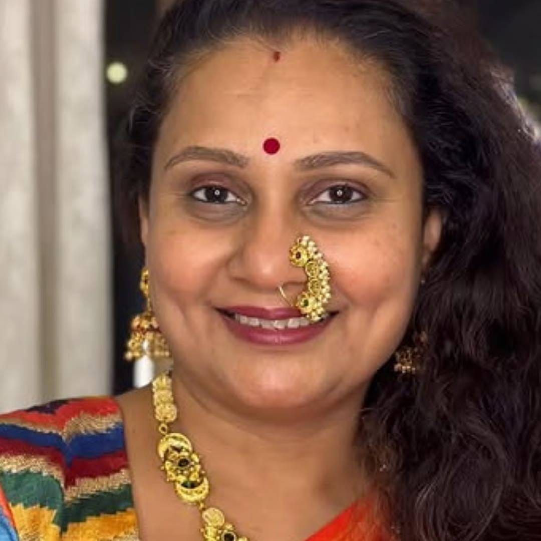 'आम्हाला वाचवण्यासाठी धन्यवाद स्वामी..' असंही त्यांनी या फोटोंवर लिहिलं आहे. मुंबई गाठण्यासाठी सुरू केलेला हा प्रवास या घटनेमुळे मध्येच थांबला आणि अनपेक्षित संकटातून प्रिया थोडक्यात वाचली, हे त्यातून स्पष्ट होत आहे.