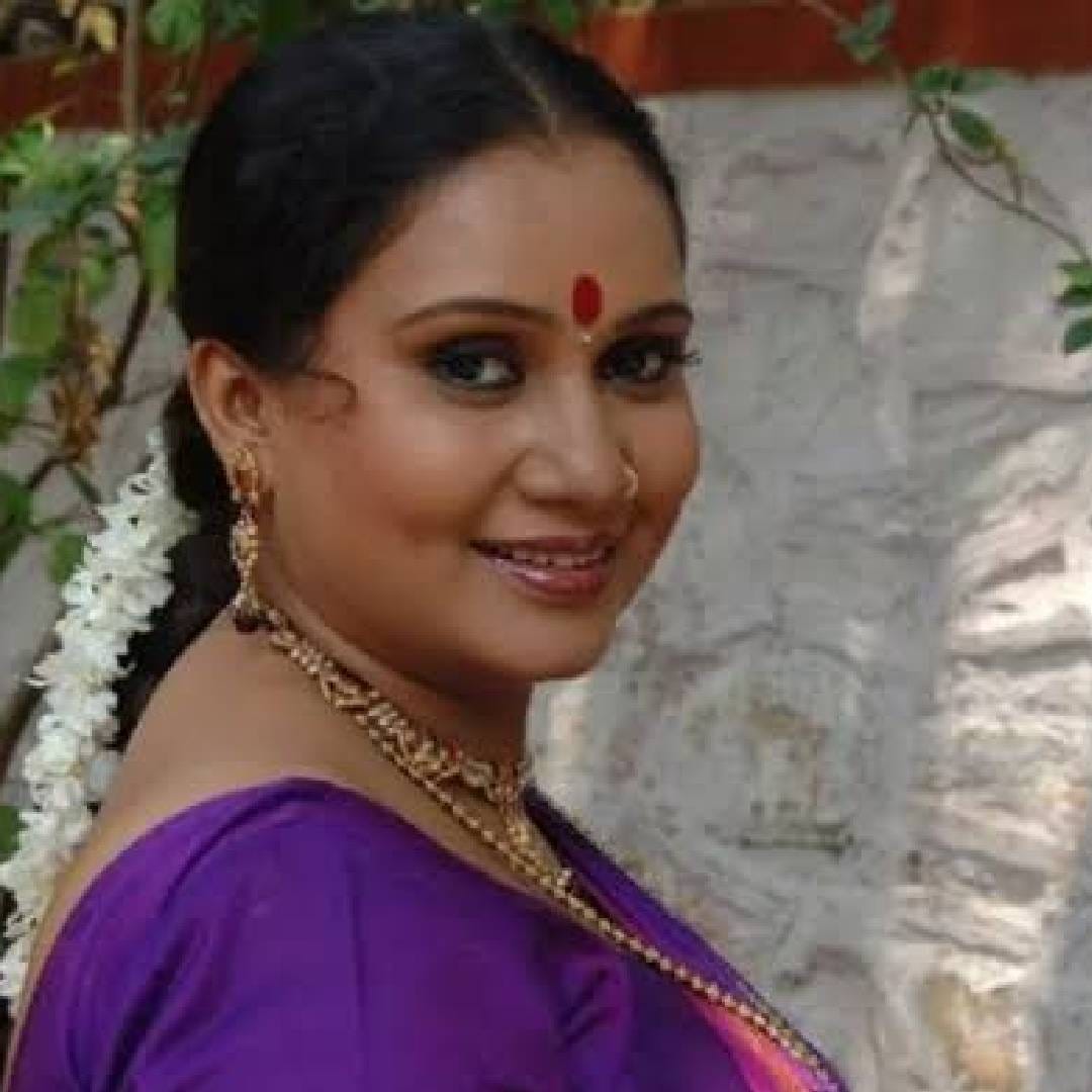 अभिनेत्री प्रिया बेर्डे सोशल मीडियावर नेहमीच त्यांच्या आयुष्यातील खास क्षण चाहत्यांसोबत शेअर करताना दिसतात. मात्र यावेळी त्यांनी शेअर केलेली इन्स्टाग्राम स्टोरी काहीशी वेगळी आणि चिंता वाढवणारी आहे. मुंबईला परतत असताना त्यांना काही अडचणींचा सामना करावा लागला. या अनुभवाचे फोटो त्यांनी इन्स्टा स्टोरीमध्ये शेअर केले आहेत.