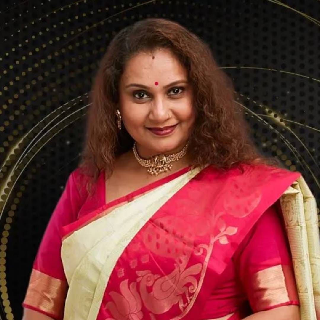 प्रिया बेर्डे यांनी शेअर केलेल्या स्टोरीमध्ये बसच्या आतून घेतलेला एक फोटो दिसत आहे. त्यावर त्यांनी 'मुंबईला परत येत असताना (आणि कसं..)' असं लिहिलं आहे. त्यांच्या या कॅप्शनवरून मुंबईकडे परतण्याचा प्रवास सुखकर राहिला नसल्याचं स्पष्ट होत आहे.