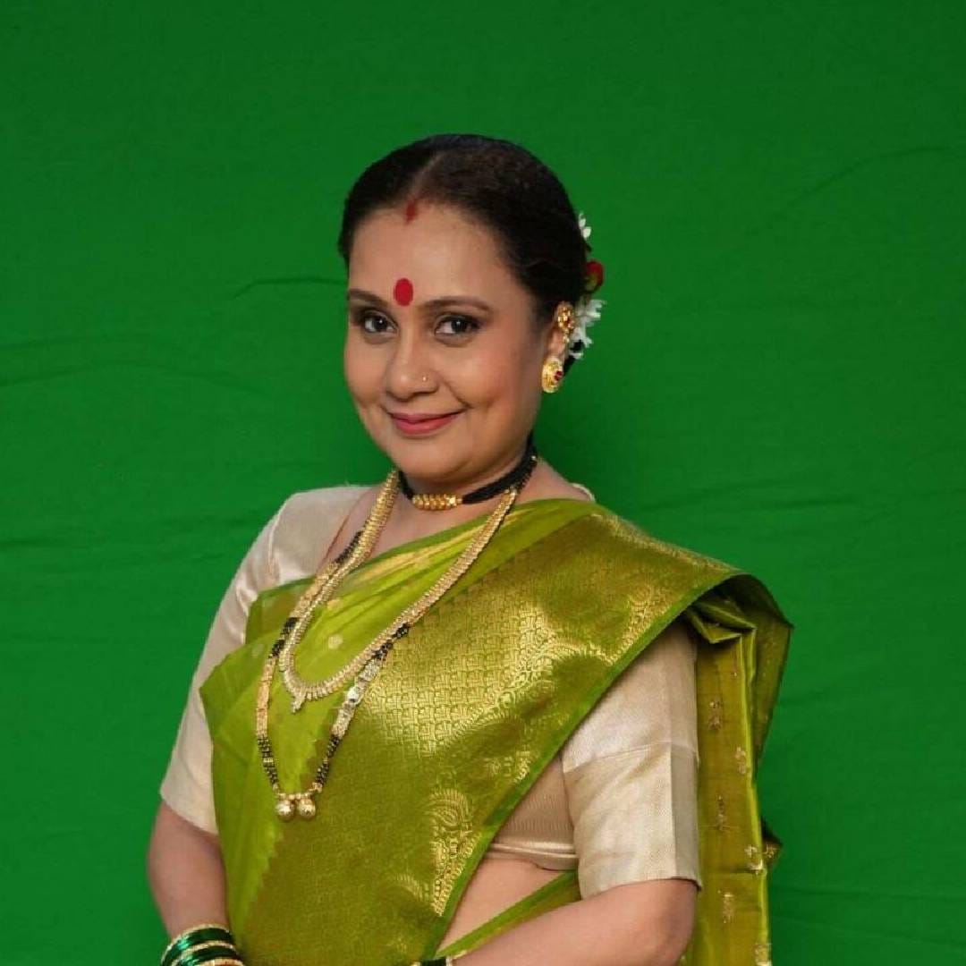प्रिया यांची ही स्टोरी बघून चाहत्यांनी काळजी व्यक्त केली आहे. नेमकं काय घडलं याविषयी सविस्तर माहिती त्यांनी दिसली तरी बसमध्ये काही तांत्रिक बिघाड झाल्याचं या फोटोंवर सहज समजतंय.