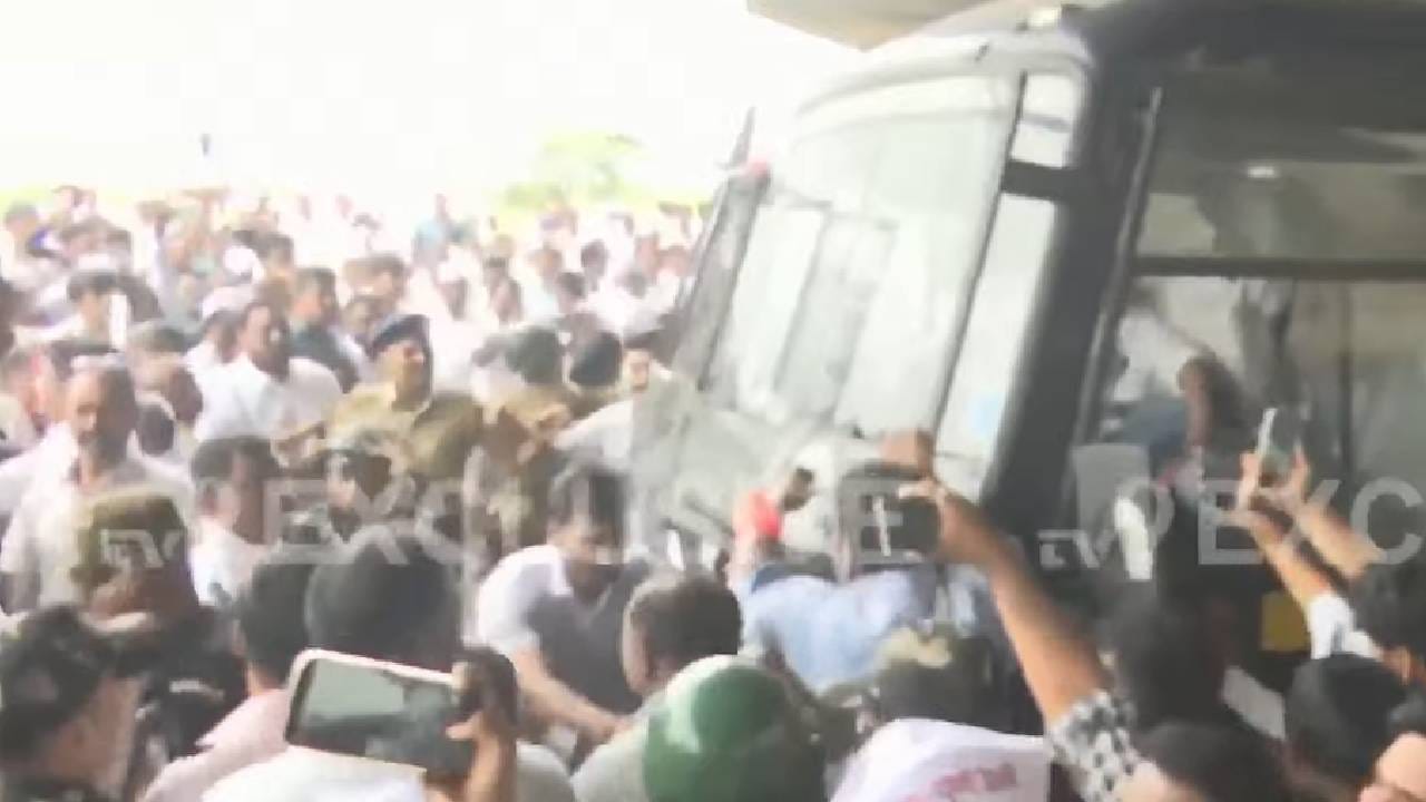 या रेल्वे प्रकल्पाच्या मूळ मार्गात बदल केल्याने अहिल्यानगरकरांनी विरोध दर्शविला आहे. यावेळी सत्यजीत तांबे यांना पोलिसांनी ताब्यात घेतलं. तर संतप्त आंदोलकांनी पोलिसांची गाडीच अडवली आहे. यावेळी जोरदार घोषणाबाजीसुद्धा करण्यात आली. 

