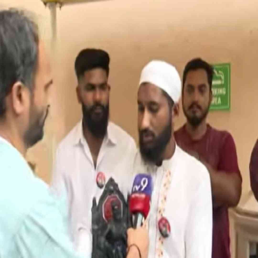 दरम्यान या सगळ्या विद्यार्थ्यांमध्ये एका मुस्लिम तरुणाने लक्ष वेधून घेतलं. हा मुस्लिम तरुण राहुल गांधींना छत्रपती शिवाजी महाराजांची मुर्ती भेट देण्यासाठी आला आहे.