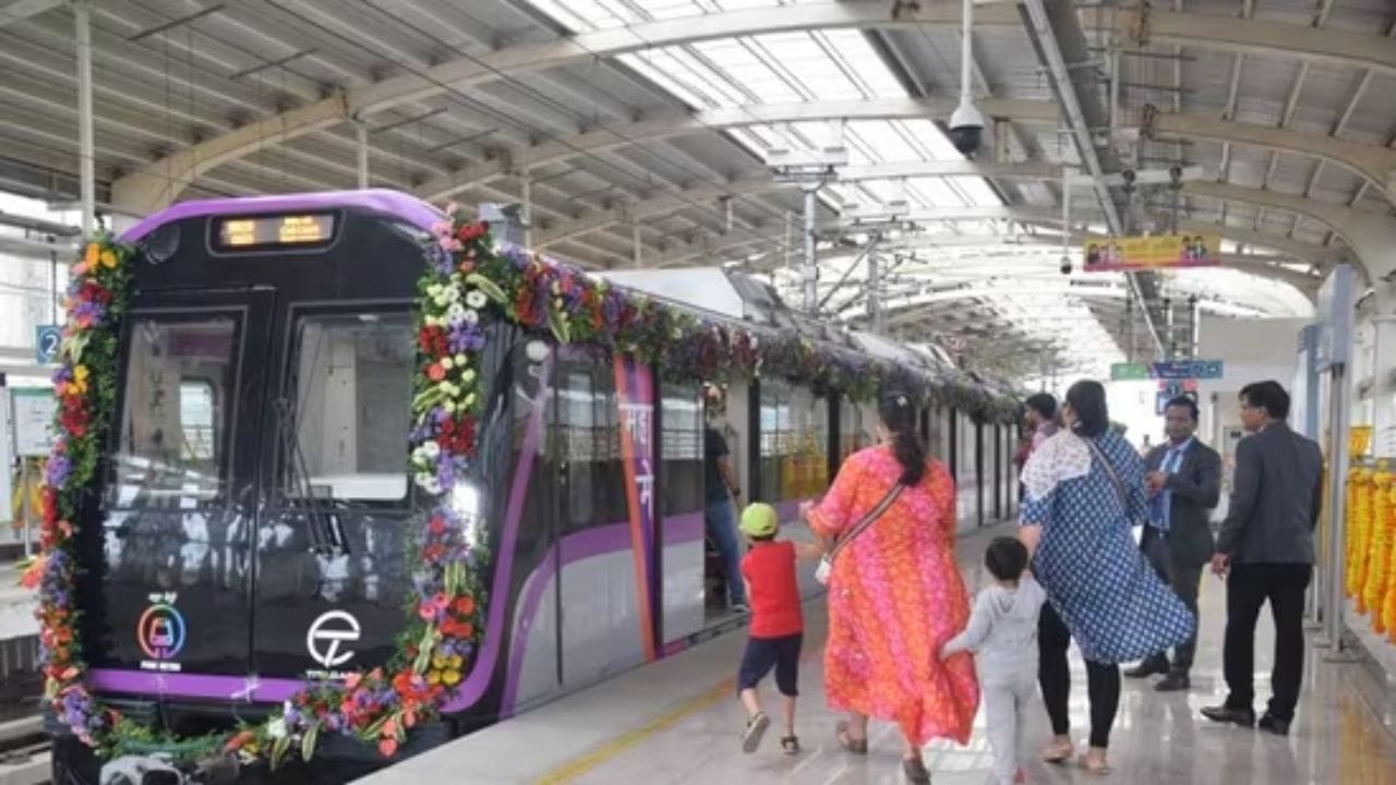 पुण्याच्या शिवाजीनगर, हिंजवडी मेट्रोला सप्टेंबरचा मुहूर्त? मोदींना फडणवीसांनी दिले निमंत्रण पुण्याच्या शिवाजीनगर, हिंजवडी मेट्रोला सप्टेंबरचा मुहूर्त? मोदींना फडणवीसांनी दिले निमंत्रण