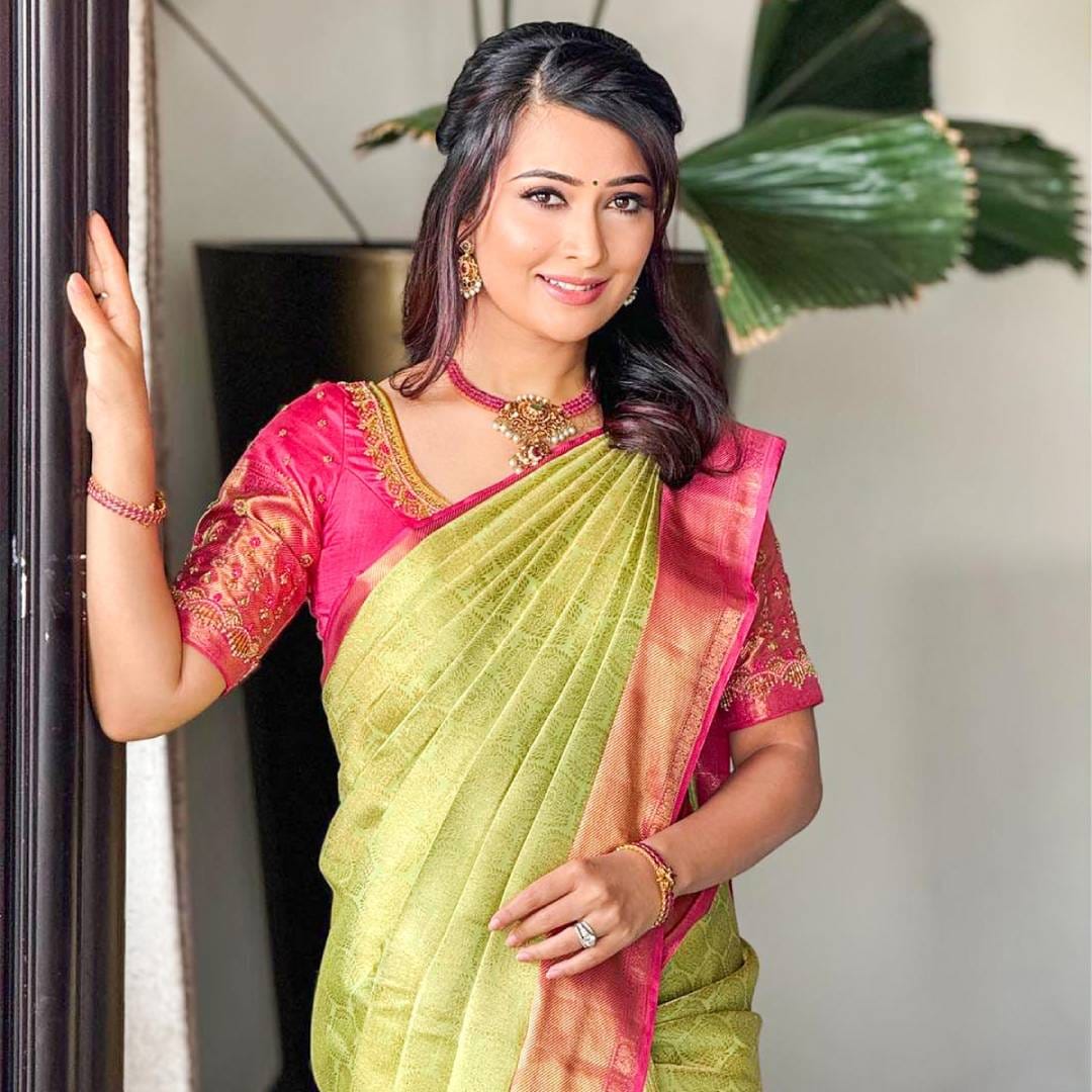 यशची पत्नी राधिका पंडित हीसुद्धा अभिनेत्रीच आहे. तिने कन्नड चित्रपटांमध्ये भूमिका साकारल्या आहेत. एकेकाळी राधिका ही कन्नड चित्रपटसृष्टीतील आघाडीची आणि सर्वाधिक मानधन घेणारी अभिनेत्री होती. टेलिव्हिजन इंडस्ट्रीतून तिने करिअरची सुरुवात केली होती.