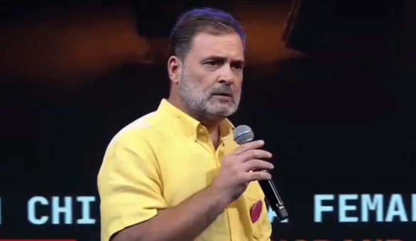 पुण्यात काल काँग्रेसच्या युवा संघटन एनएसयुआय आणि भाजपाचे युवा संघटन एबीव्हीपी यांच्या राड्यामुळे या कार्यक्रमाची उत्सुकता मोठी होती. अखेर काँग्रेसचे नेते राहुल गांधी आले आणि त्यांनी पाहिले आणि त्यांनी जिंकले असे या सभागृहाचे वातावरण होते.