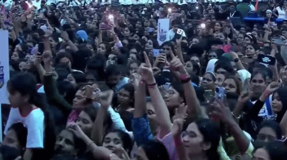 काँग्रेस नेते राहुल गांधी यांनी 'छात्रों की गुंज' कार्यक्रमात मनुस्मृतीपासूनचे दाखले देत महिलांना भारतीय समाजात कसे दमनाला सामोरे जावे लागते याचा दाखले दिले.राहुल गांधी नेहमी पांढरा टीशर्ट परिधान करत असतात. त्यांनी प्रयागराज येथे राहुल गांधी यांनी गुलाबी रंगाचा शर्ट परिधान केला होता. तर पुण्यात त्यांनी पिवळ्या रंगाचा शर्ट परिधान केला होता.