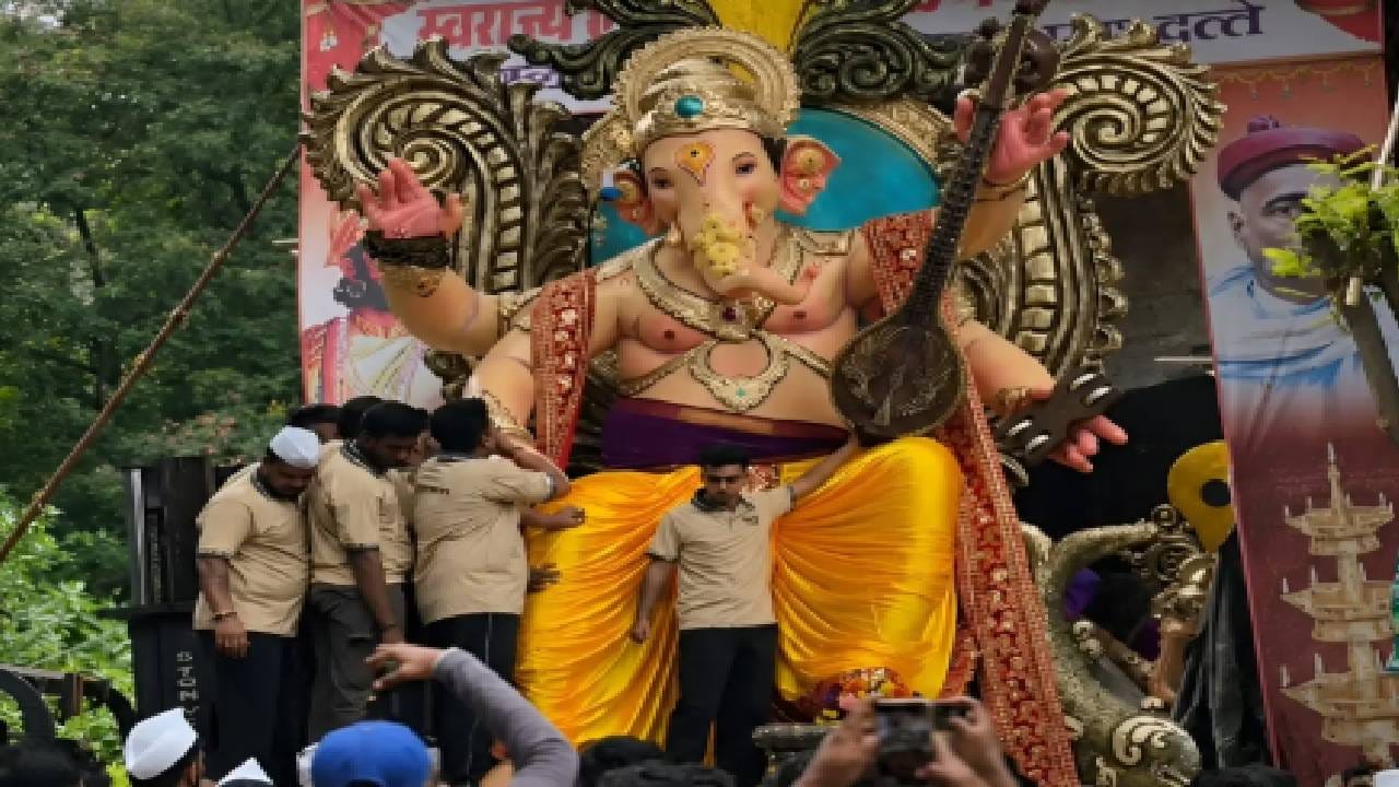 प्रत्येक मूर्तीचं रूप वेगळं, संकल्पना वेगळी आणि वैशिष्ट्यही वेगळं होतं. मात्र, प्रत्येक मूर्तीमध्ये भक्ती आणि कलात्मकतेचा सुंदर संगम पाहायला मिळाला. बाप्पाचं हे मनमोहक रूप पाहून अनेक भाविकांच्या डोळ्यांत समाधान आणि चेहऱ्यावर आनंद स्पष्टपणे दिसत होता. ( Photo Credit : Facebook- utsav_official_mumbai) 