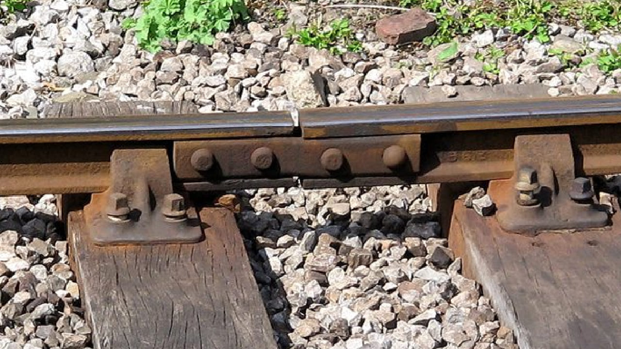 रेल्वेचे रूळ प्रामुख्याने स्टीलचे बनलेले असतात. तापमान वाढल्यावर स्टीलचा विस्तार होतो, तर तापमान कमी झाल्यावर ते आकुंचन पावते. एखाद्या छोट्या रुळाच्या तुकड्यावर याचा परिणाम फारसा जाणवत नाही. मात्र, अनेक किलोमीटर लांबीच्या रेल्वेमार्गाचा विचार केला तर तापमानातील बदलामुळे रुळांच्या लांबीमध्ये लक्षणीय फरक पडू शकतो.