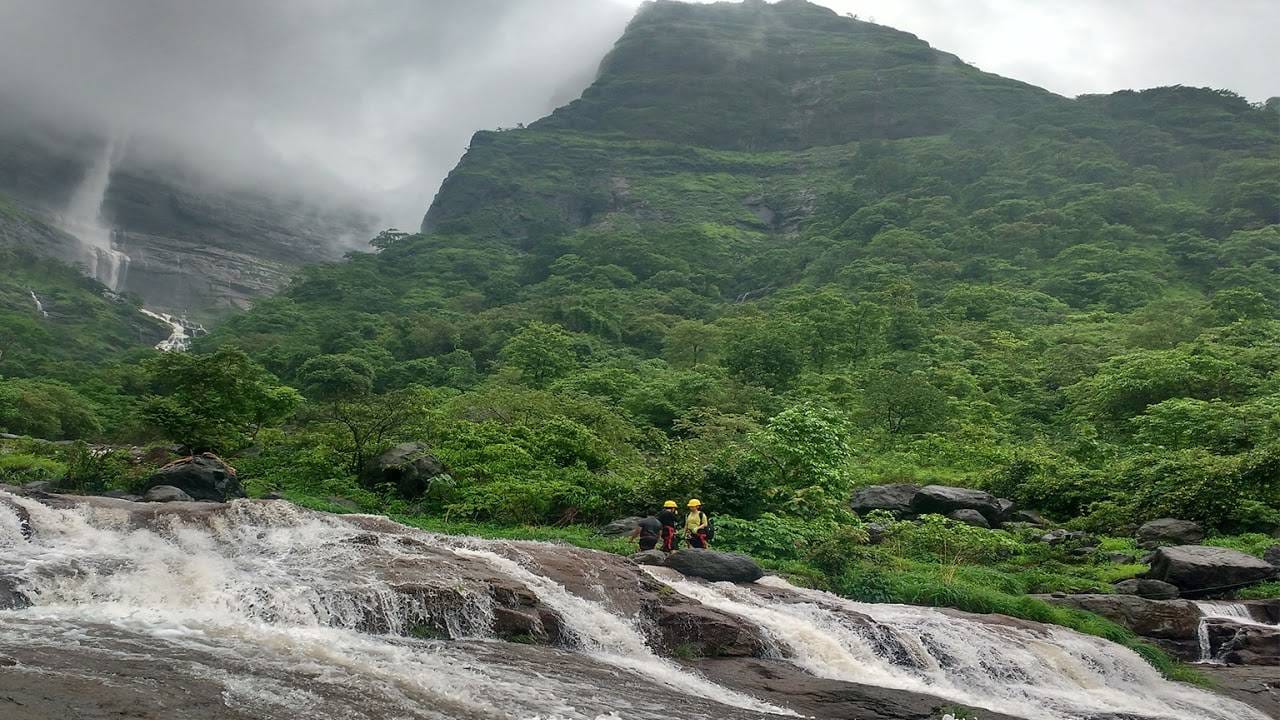 पावसाळा सुरू झाला की मुंबई आणि परिसरातील निसर्गरम्य ठिकाणांना पर्यटकांची पसंती मिळते. हिरवाईने नटलेल्या डोंगररांगा, धुक्याची चादर, खळखळणारे धबधबे आणि आल्हाददायक वातावरणाचा आनंद घ्यायचा असेल तर पनवेल परिसरातील पर्यटनस्थळांना नक्की भेट देता येईल. 