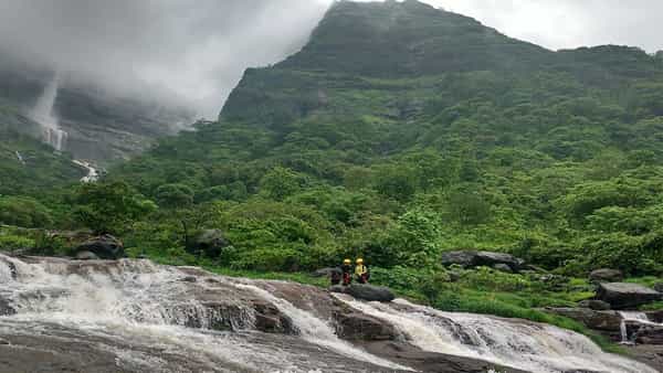 पावसाळा सुरू झाला की मुंबई आणि परिसरातील निसर्गरम्य ठिकाणांना पर्यटकांची पसंती मिळते. हिरवाईने नटलेल्या डोंगररांगा, धुक्याची चादर, खळखळणारे धबधबे आणि आल्हाददायक वातावरणाचा आनंद घ्यायचा असेल तर पनवेल परिसरातील पर्यटनस्थळांना नक्की भेट देता येईल.