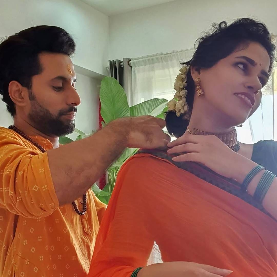 झी मराठी वाहिनीवरील 'सनई चौघडे' ही मालिका अल्पावधीतच लोकप्रिय ठरली. या मालिकेतील जय आणि शरूची जोडी प्रेक्षकांना खूपच आवडत आहे. रुबाबदार व्यक्तिमत्त्व, शिस्तप्रिय स्वभाव पण मनाने हळवा अशी राजची भूमिका आहे. पडद्यावर शर्वरीच्या प्रेमात अडकलेला जय खऱ्या आयुष्यात मात्र आधीच एका खास व्यक्तीसोबत संसार करत आहे.