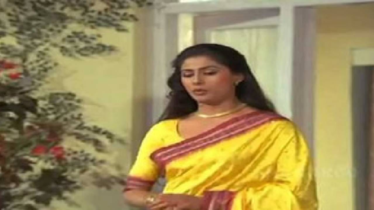 1985 मध्ये प्रदर्शित झालेल्या ‘आखिर क्यों?’ या चित्रपटातील ‘दुश्मन ना करे दोस्त ने वो काम किया है’ हे असेच एक सदाबहार गाणं आहे. या गाण्यावर स्मिता पाटील आणि राजेश खन्ना यांच्यावर चित्रीकरण करण्यात आले होते.