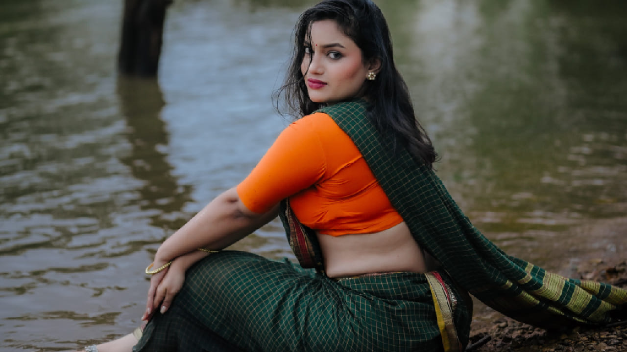 ‘फँड्री’नंतर राजेश्वरी खरातने मोजक्याच चित्रपटांमध्ये काम केलं असलं तरी सोशल मीडियाच्या माध्यमातून ती सतत चाहत्यांच्या संपर्कात असते. नुकतेच तिने साडीतील काही सुंदर फोटो सोशल मीडियावर शेअर केले आहेत.
