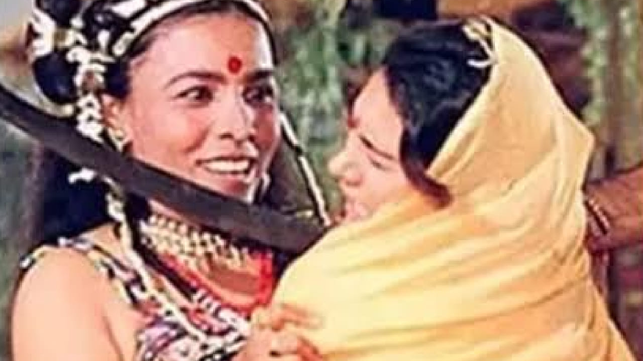 विशेष म्हणजे त्याच बॅचमध्ये अभिनेता गोविंदाही शिकत होता. अभिनयाचे शिक्षण घेत असताना रेणू यांनी रंगभूमीवरही काम केले. 'पुरुष' या नाटकातील त्यांच्या प्रभावी अभिनयामुळे रामानंद सागर यांचे त्यांच्याकडे लक्ष गेले आणि त्यांनी 'रामायण'मधील शूर्पणखेच्या भूमिकेसाठी त्यांची निवड केली.