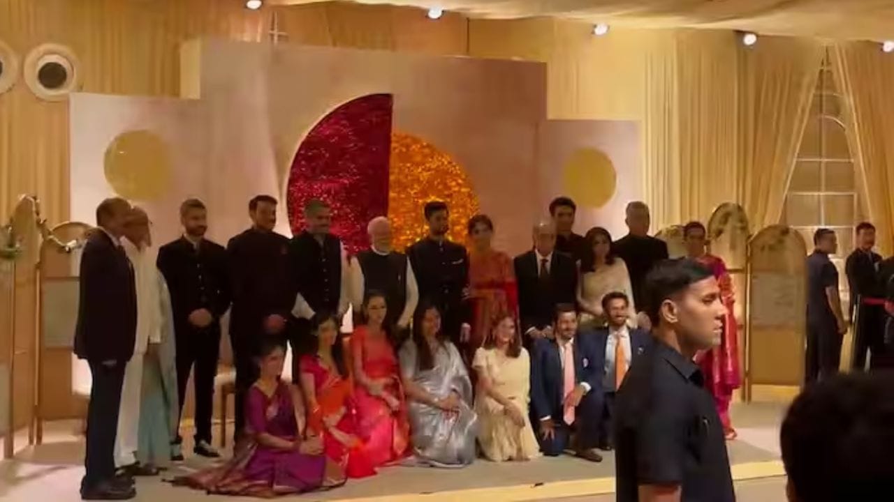 सुप्रिया सुळे यांच्या पूर्ण कुटुंबासोबत फोटो काढताना पंतप्रधान नरेंद्र मोदी दिसले.अमित शाह आणि शदर पवार गप्पा मारताना यादरम्यान दिसले.पवारांच्या शेजारी जाऊन अमित शाह बसले.