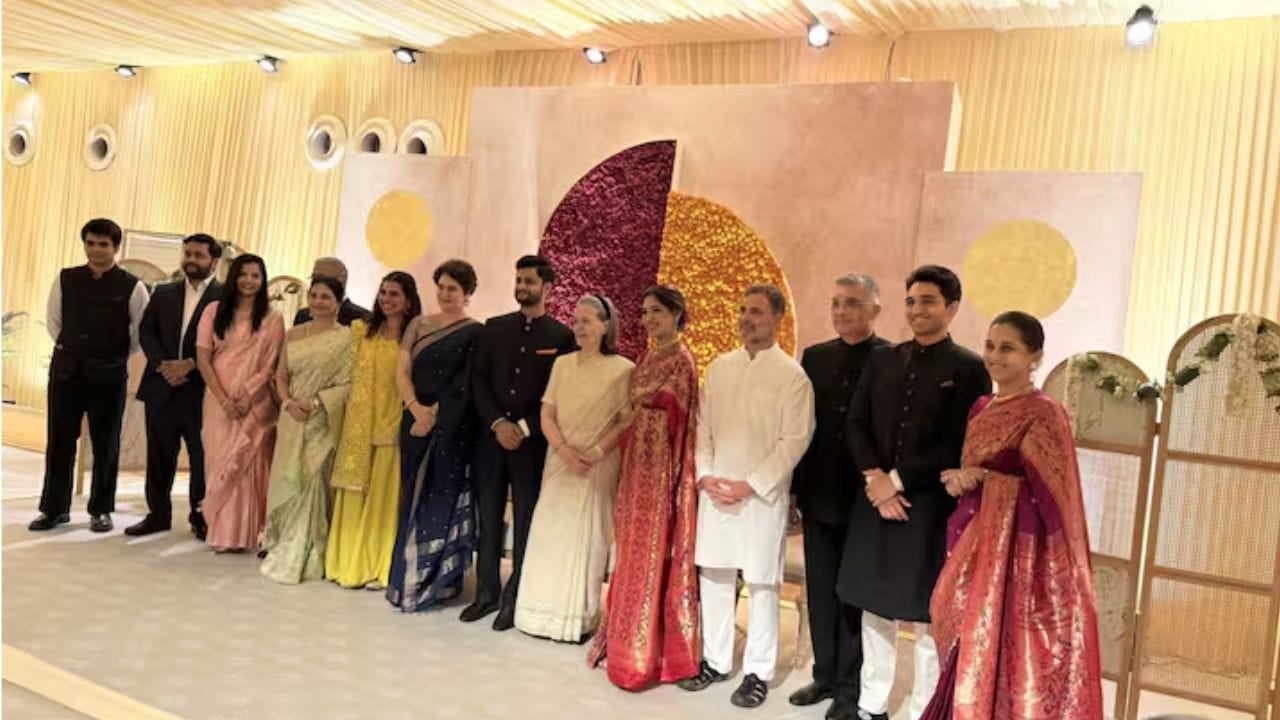 अमित शाह ज्यावेळी मंचावर आले, त्यावेळी राहुल गांधी आणि सोनिया गांधी मंचाच्या खालीच होते. पंतप्रधान नरेंद्र मोदी 20 मिनिटे या कार्यक्रमात उपस्थित होते. शरद पवार आणि मोदी एकमेकांच्या बाजूला बसले होते. दोघांमध्ये काहीवेळ गप्पाही झाल्या.