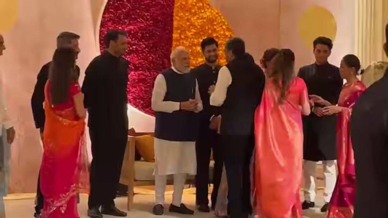 यासोबतच सुप्रिया सुळे यांच्या लेकीच्या रिसेप्शनला बड्या राजकीय नेत्यांनी हजेरी लावली.मुंबईमध्ये सुप्रिया सळे यांच्या लेकीचे लग्न पार पडले.त्यानंतर दिल्लीत आता रिसेप्शनचे आयोजन करण्यात आले.