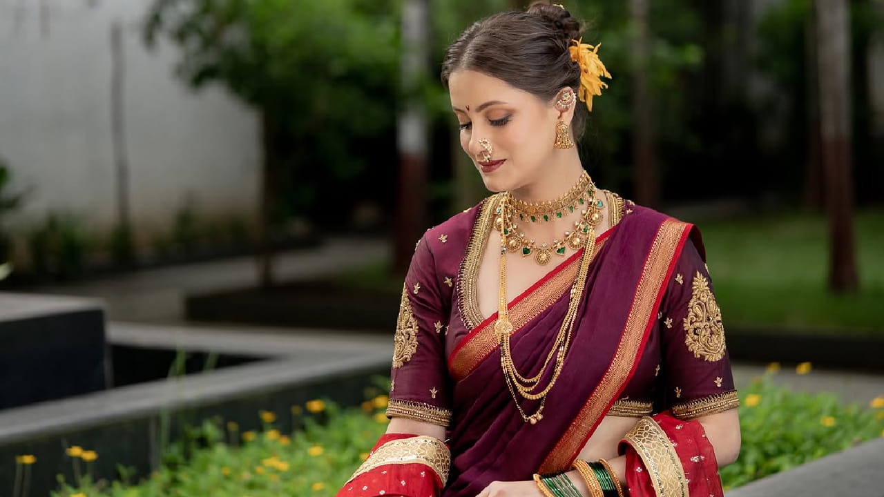 या फोटोत तिने साडीला साजेसे सोन्याचे दागिने, गळ्यातील चोकर आणि मोत्यांची नथ परिधान केली आहे. यामुळे तिच्या रूपाला खास पारंपरिक उठाव मिळाला आहे.