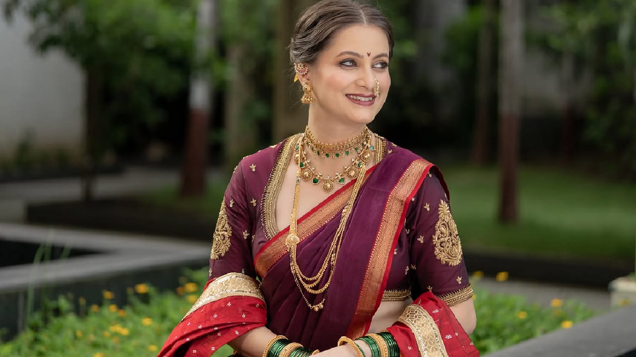 हातात हिरवा चुडा, पाटल्या-बांगड्या आणि बोटातील नाजूक अंगठी असा दागिन्यांचा साज आणि केसांचा अंबाडा बांधून त्यावर पिवळ्या फुलांची वेणी लावल्याने तिच्या सौंदर्यात आणखी भर पडली आहे.