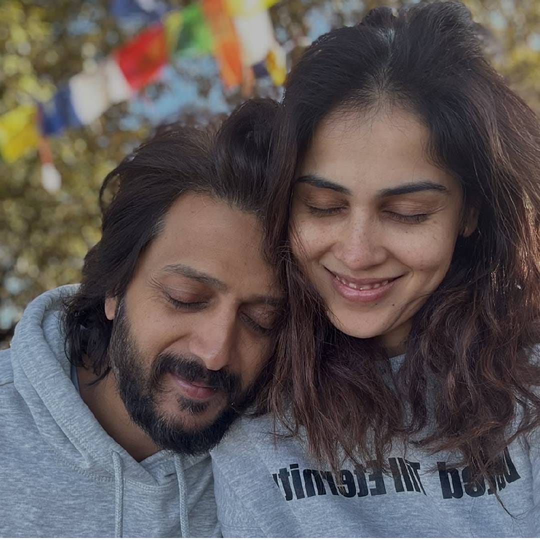 जिनिलिया आणि रितेशने 3 फेब्रुवारी 2012 रोजी लग्नगाठ बांधली. लग्नाच्या दोन वर्षांनंतर जिनिलियाने रियानला जन्म दिला. त्यानंतर 2016 मध्ये जिनिलिया आणि रितेश यांना दुसरा मुलगा झाला. त्याचं नाव राहील असं आहे.
