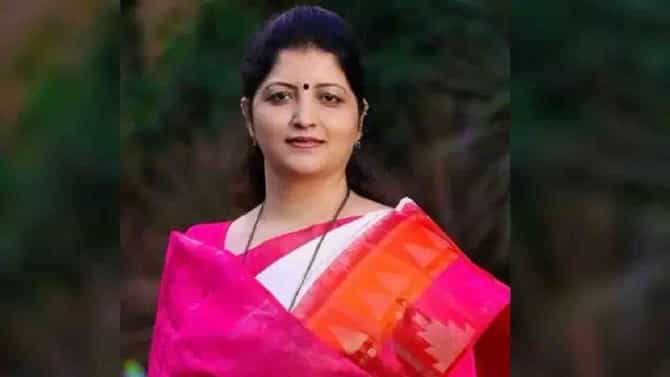 Rupali Chakankar : बाई एवढी माया आली कुठून, 35 कोटी रुपये..रुपाली चाकणकर यांच्या नव्या The Nines हॉटेलवर काँग्रेस नेत्याचा सवाल