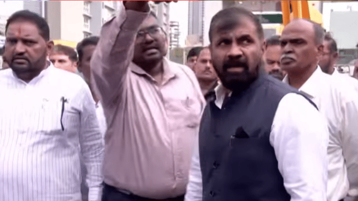 Sachin Ahir | सचिन अहिर ॲक्शन मोडवर! थेट वरळीला पोहोचले अन्... Sachin Ahir | सचिन अहिर ॲक्शन मोडवर! थेट वरळीला पोहोचले अन्...
