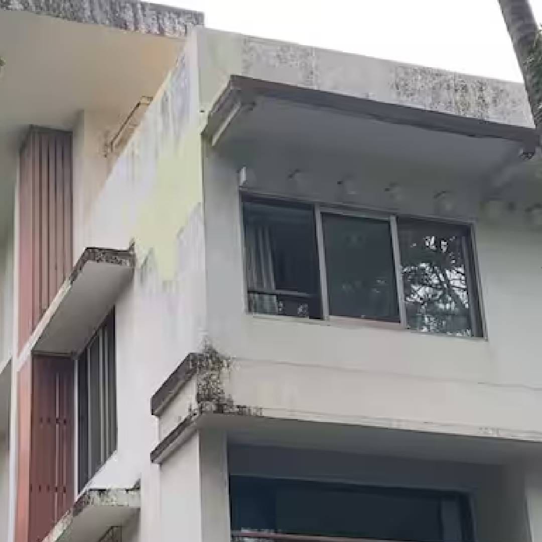 आजकाल मोठमोठ्या कलाकारांचं आणि दिग्दर्शकांचं घर अत्यंत आलिशान असल्याचं पहायला मिळत. परंतु 'सागर व्हिला'चं इंटेरिअरसुद्धा सर्वसामान्य आहे. बाहेरून हा बंगला अत्यंत शांत आणि प्रतिष्ठित असं दिसतं. रामानंद सागर यांनी रामायण, श्रीकृष्ण, विक्रम वेताळ यांसारख्या मालिकांच्या कथा लिहिल्या आहेत.