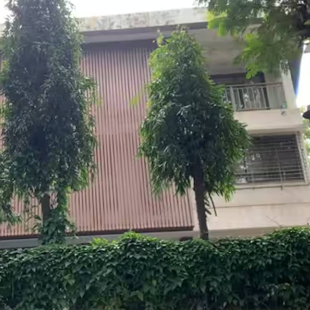 इतकंच नव्हे तर बजेटच्या कमतरतेमुळे काही मालिकांचं शूटिंगसुद्धा याच घरात करण्यात आलं होतं. म्हणजेच रामानंद सागर यांचं हे घर फक्त राहण्याचं ठिकाण नसून भारतीय टेलिव्हिजनच्या इतिहासाचा साक्षीदार आहे. 'विक्रम और बेताल' या मालिकेचं चित्रीकरण याच 'सागर व्हिला'मध्ये झालं होतं.