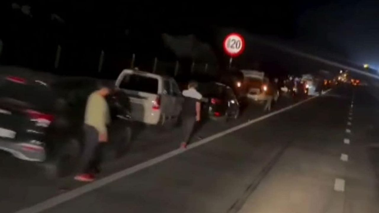 समृद्धी महामार्गालगत गॅसलाईन फुटल्याने गोंधळ, दुर्गंधीने मोठी वाहतूक कोंडी, मुंबईच्या दिशेची वाहतूक बंद समृद्धी महामार्गालगत गॅसलाईन फुटल्याने गोंधळ, दुर्गंधीने मोठी वाहतूक कोंडी, मुंबईच्या दिशेची वाहतूक बंद