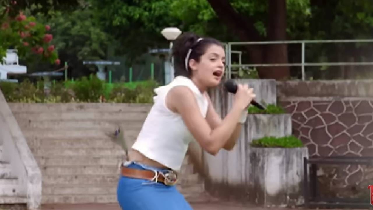 हे गाणं म्हणजे 'सावन में'. हे प्रसिद्ध गायिका फाल्गुनी पाठक यांच्या आवाजातील गाणं आहे. तब्बल 25 वर्षांपूर्वी रिलीज झालेले हे गाणं आजही चाहत्यांच्या पसंतीस उतरले आहे. फाल्गुनी पाठक यांच्या ‘सावरिया तेरी याद में’ या अल्बममधील हे गाणं 2001 मध्ये प्रदर्शित झाले होते.