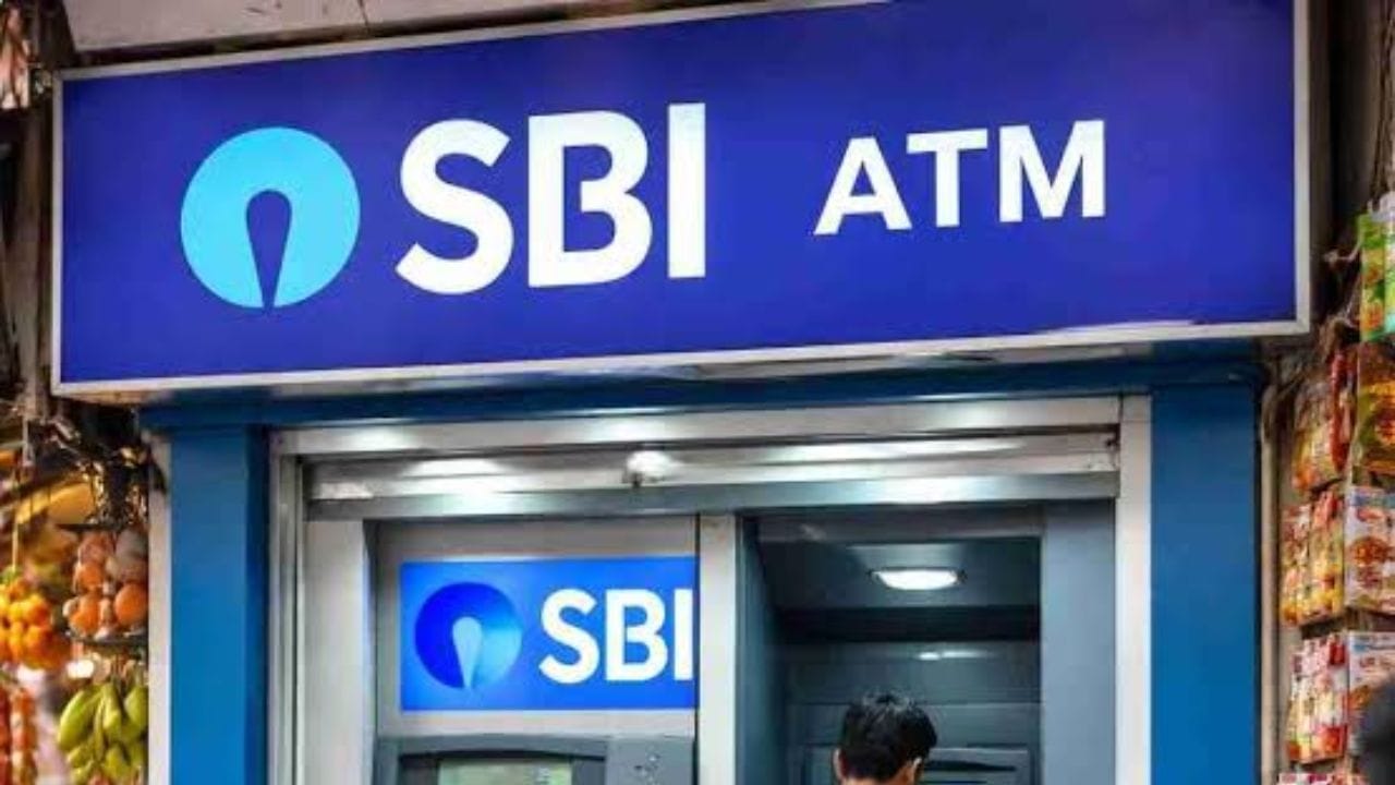 आता ATM मधून पैसे काढल्यास मोठा चार्ज लागणार? SBI चा नवा नियम आला, अटी काय? आता ATM मधून पैसे काढल्यास मोठा चार्ज लागणार? SBI चा नवा नियम आला, अटी काय?