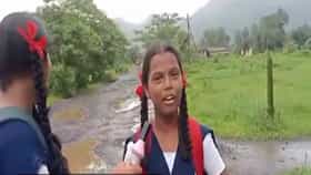 छत्रीला माईक बनवून ज्योत्स्नाचं खड्डयांवर फिल्ड रिपोर्टिंग, Video.