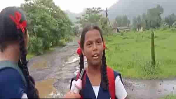 छत्रीला माईक बनवून ज्योत्स्नाचं खड्डयांवर फिल्ड रिपोर्टिंग, शाळकरी मुलींचा व्हिडिओ तुफान व्हायरल, सरकारला आत तरी जाग येणार आहे का? VIDEO