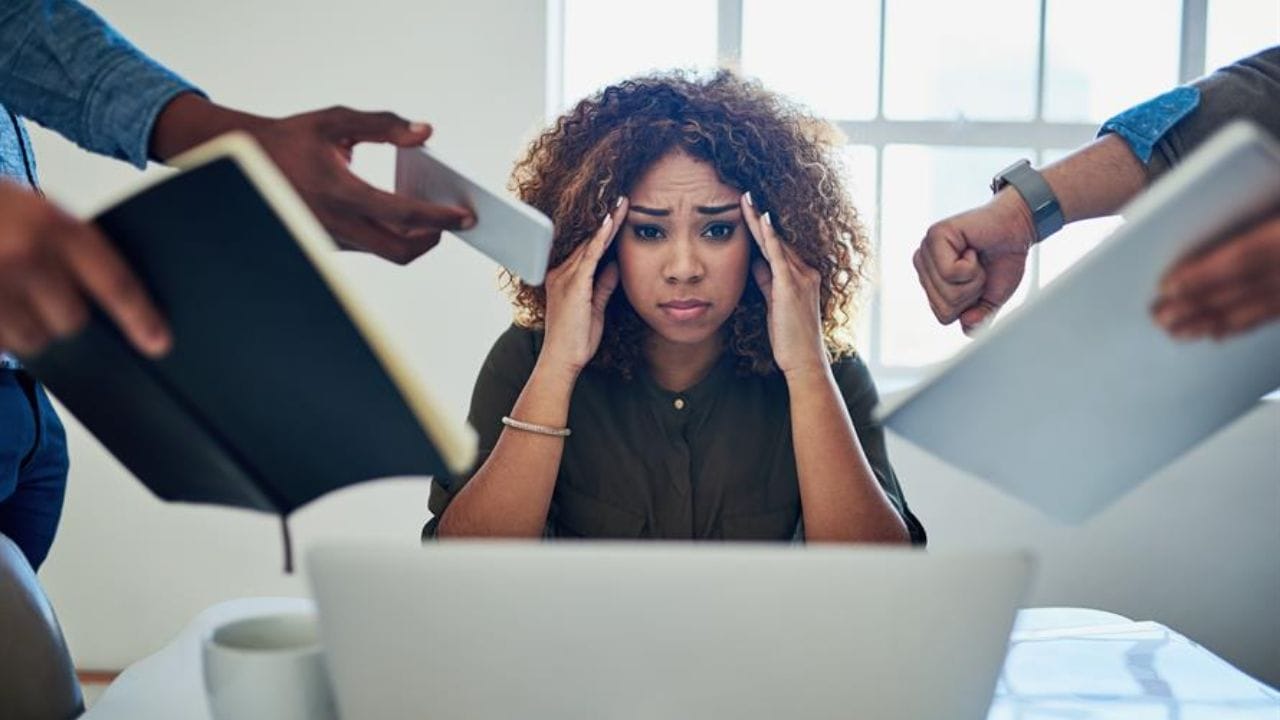 जर तुमचे काम बैठे आहे तर काय कराल ? - दर ३० मिनिटांनी उठा - सतत खुर्चीवर बसण्याऐवजी दर ३० मिनिटांत किमान ३० सेंकदासाठी उभे रहा. फोन कॉल आला तर बसून कॉल अटेंड करण्याऐवजी काही मिनिटे चालता चालता बोलू शकता.