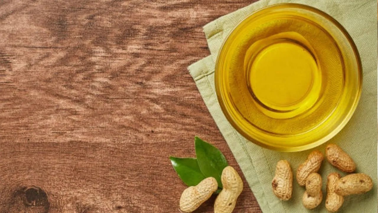  शेंगदाणा तेल: शेंगदाणा तेलामध्ये मोनोअनसॅचुरेटेड फॅट्स आणि व्हिटॅमिन ई भरपूर प्रमाणात असते. जर्नल ऑफ फूड सायन्समध्ये 2010 साली प्रकाशित झालेल्या एका अभ्यासानुसार, शेंगदाणा तेलामध्ये हृदय आणि रक्तवाहिन्यांचे संरक्षण करणारे गुणधर्म आहेत.
