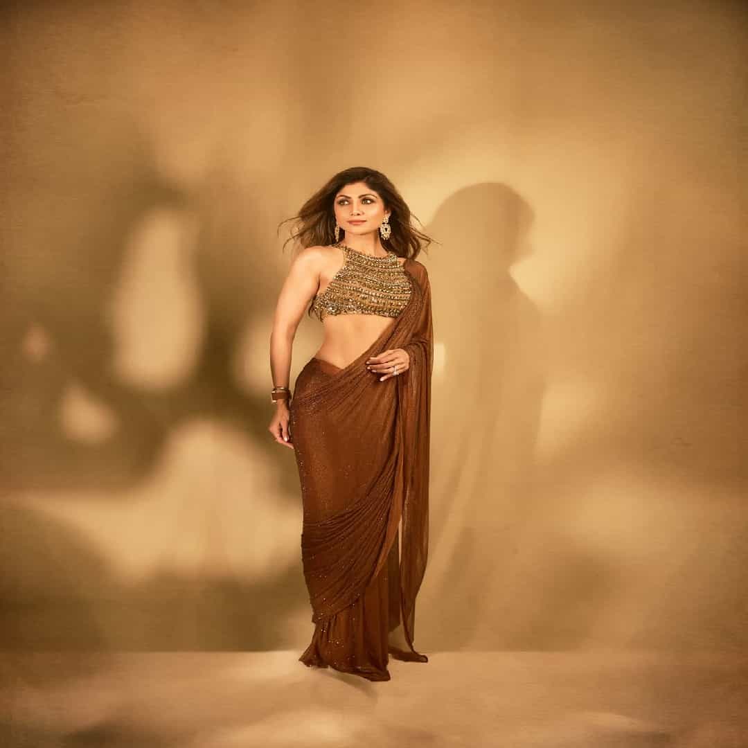 अभिनेत्री शिल्पा शेट्टी सध्या कायम तिच्या सौंदर्यामुळे चर्चेत असते. वयाच्या 51 व्या वर्षी देखील अभिनेत्रीचं सौंदर्य कमी झालेलं नाही. सध्या अभिनेत्रीचे काही फोटो सोशल मीडियावर तुफान व्हायरल होत आहेत.